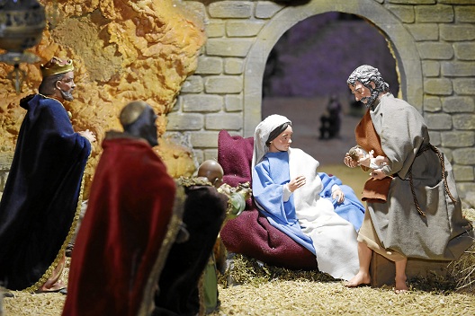 La Navidad cobra pleno sentido esta noche cuando de manera simbólica nacerá el Niño Dios en todos los pesebres que fueron construidos en los hogares para recordar ese momento especial en el que el hijo de Dios se hizo hombre, con el objetivo de traer un mensaje nuevo a la humanidad, en el que el amor a los demás es lo fundamental. Que la solidaridad, el perdón y el amor verdadero reinen en las familias y en la sociedad, en general, es el mensaje profundo de la Navidad.