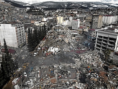 Las graves consecuencias del terremoto que sacudió Turquía y Siria apenas se están entendiendo. Los muertos se cuentan por miles y los heridos también. La destrucción es abrumadora y debería recordarnos lo frágiles que somos ante las tragedias naturales.