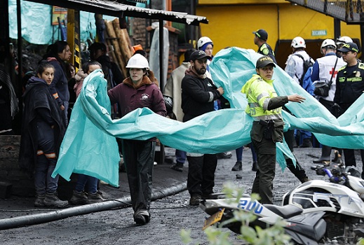 103 mineros en promedio mueren en Colombia cada año, según la Agencia Nacional Minera. La tragedia más reciente en Sutatausa (Cundinamarca), que cobró la vida de 21 trabajadores en una mina de carbón sigue mostrando el riesgo de esta actividad. Es lamentable que esto se repita año a año sin que se pongan soluciones definitivas.