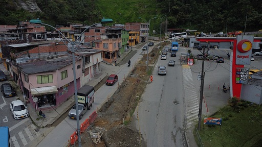 La construcción del intercambiador vial de Los Cedros, en Manizales, lleva 13% de avance, aunque ajusta en ejecución un año y 24 días. El contrato de obra finaliza el 31 de diciembre del 2023 y la ciudadanía ha sido la más afectada porque debido a estos trabajos están formando trancones que demandan una espera entre 15 y 40 minutos.