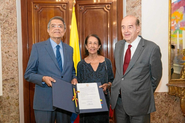 Foto | Cortesía Ministerio de Relaciones Exteriores |LA PATRIA ​​​​​​​Honra a Colombia tener como colombiano por adopción al escritor Sergio Ramírez, y a su esposa, Gertrudis Guerrero. Este autor está vinculado desde hace muchos años a nuestro país, donde fue embajador. Ser crítico del régimen autoritario de Daniel Ortega en Nicaragua le valió perder su nacionalidad. Por eso, esto es también un asunto de humanidad.