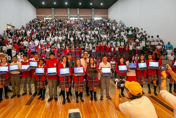 Desde ayer recorre el norte y alto occidente de Caldas el ministro de las TIC, Mauricio Lizcano Arango, para entregar Laboratorios de Innovación y computadores a estudiantes e instituciones educativas. Los beneficiados son Aguadas, Pácora, Aranzazu, Neira, Belalcázar y el corregimiento San Lorenzo (de Riosucio). Forma parte de ayudas e inversiones en tecnología para Caldas.