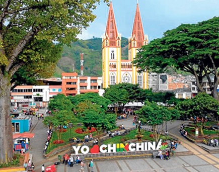 Chinchiná ofrecerá hoy en la noche el concierto show Bienvenida Navidad, frente al atrio de la Basílica Nuestra Señora de las Mercedes. Organiza el notario primero de Manizales, Jorge Noel Osorio. Contará con la participación de unos 60 artistas bajo la dirección del maestro Guillermo Gómez Cerón. Habrá coros navideños, danzas, espectáculos de circo y representación en vivo del nacimiento. La Alcaldía aprovechará este espacio para encender el alumbrado navideño.