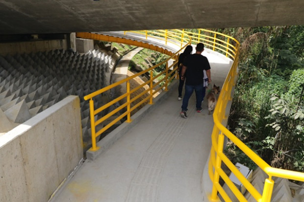 Para completar la movilidad segura en la intersección vial de Los Cedros, la Alcaldía construyó un puente peatonal, que aunque no estaba contemplado en el proyecto inicial sí lo había solicitado la comunidad. Los transeúntes deben usarlo para el paso a pie en este punto. La inversión fue de unos $135 millones.