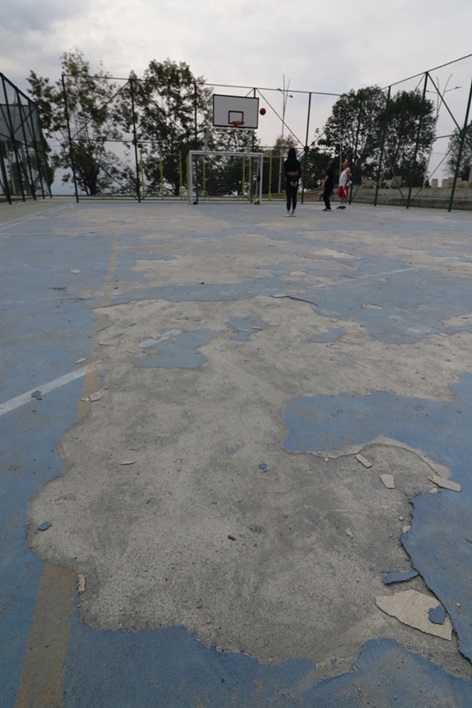 En menos de un año se deterioraron las obras que hizo la Alcaldía de Carlos Mario Marín para remodelar el Parque de Los Sentidos El Arenillo en Manizales, inaugurado a mediados de diciembre del 2023. El año pasado, ya en la Alcaldía de Jorge Eduardo Rojas, comenzaron a presentarse daños, especialmente en las canchas, es lamentable. La Administración debe hacer valer las pólizas de garantía con los contratistas. No se justifica que una obra pública tan reciente ya presente este grado de desgaste.