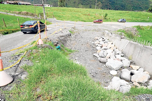 De nada sirvieron, para terminar obras viales, las tres prórrogas que la Gobernación de Caldas otorgó al Consorcio Vial Nazareth. Debía mejorar 2 kilómetros entre Termales El Otoño y el Acuaparque, en la vereda Gallinazo, más unos 450 metros en la zona de Ternium, pero no lo hizo. El proyecto comenzó el 19 de enero del 2023 y debido a los incumplimientos y perjuicios se anuncian multas.