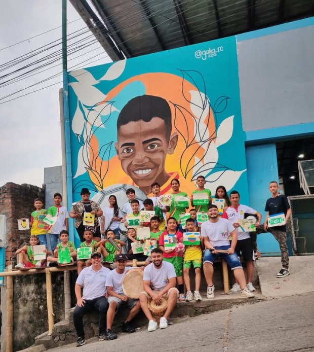 Muy importante para un corregimiento como Arauca (Palestina), que ha sido foco de violencia, que la Chec, la Corporación para el Desarrollo de Caldas y la Universidad de Manizales estén apadrinando a 80 jóvenes de la Fundación Pasa la Página para que se capaciten en apicultura y periodismo. Buscan conformar una ruta de la miel para atraer turismo y comercializar sus productos y crear una emisora local para difundir lo que sucede en sus comunidades.