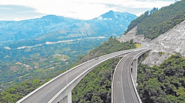 En unas dos horas se redujo el trayecto Manizales-Medellín por la vía a Amagá con las obras de la Unidad Funcional (UF) 2 de la concesión Pacífico Uno, que fueron abiertas al público el domingo. Esta construcción en el suroeste antioqueño estaba lista desde el 30 de enero, a la espera del visto bueno de la interventoría y de la Agencia Nacional de Infraestructura (ANI), explicó la Concesionaria Vial del Pacífico (Covipacífico).