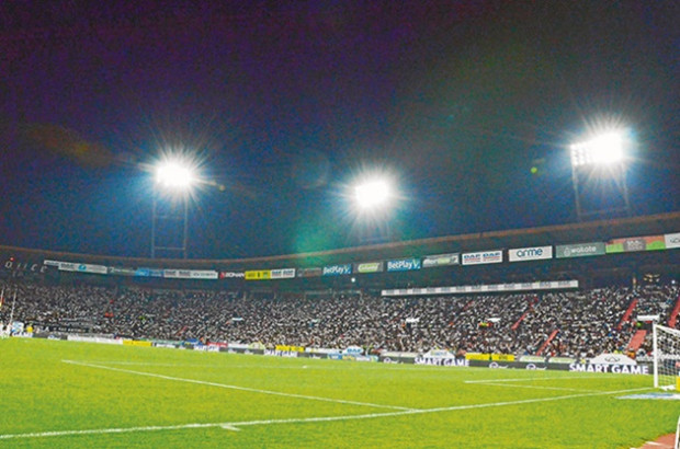 Con una sola boleta se podrá ingresar hoy al estadio Palogrande para el primer doblete de fútbol del Once Caldas femenino y masculino contra Independiente Santa Fe. El partido de la Liga Femenina se inicia a las 5:00 p.m. y el de la Masculina a las 8:30 p.m. Están listas todas las medidas de seguridad para estos encuentros, llegarán 800 hinchas de los Cardenales en 20 buses. Los asistentes no podrán salir y volver a entrar al estadio con la misma boleta.