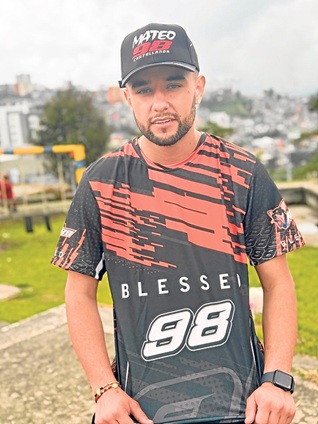 Mateo Castellanos Carvajal, manizaleño de 22 años, fue el ganador en 5 de las 13 categorías disputadas este fin de semana en la II Válida Nacional de Motovelocidad realizada en el Bosque Popular El Prado y organizada por la Liga de Caldas. Se convierte en un logro para seguir sumando en su carrera deportiva, como preparación además para salir a competencias internacionales.