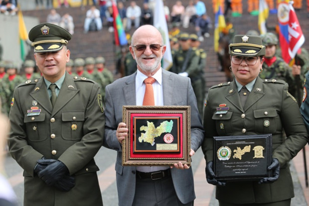 El gobernador de Caldas, Henry Gutiérrez Ángel, acompañado de autoridades civiles, de Policía y el Ejército conmemoraron ayer en la tarde en la Plaza de Bolívar los 120 años de fundación de Caldas como departamento. Se hizo un homenaje militar y entrega de reconocimientos por este aniversario de vida administrativa.