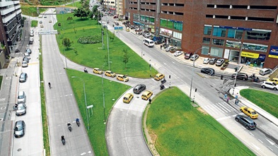 La Alcaldía de Manizales propone hacer por derrame de valorización una glorieta y puentes por la avenida Kevin Ángel y sectores adyacentes, para resolver los trancones. La solución vial costaría por lo menos $60 mil millones en intersecciones y en la calle 64. La Alcaldía aportaría $18 mil millones y los $42 mil millones restantes serían recaudados por valorización. Las obras se iniciarían en febrero del 2026. Una solución para este congestionado sector.