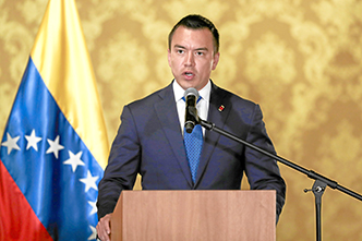 El presidente de Ecuador, Daniel Noboa, será investido hoy como mandatario reelecto para el periodo 2025-2029. Continúa en el poder, que asumió en noviembre del 2023, tras haber obtenido más de un millón de votos en la última vuelta electoral, ahora tendrá que hacerle frente a graves problemas de seguridad y económicos. El acto se realizará en la Asamblea Nacional de Ecuador.