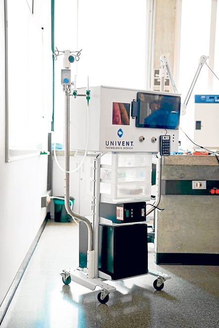 La Superintendencia de Industria y Comercio otorgó la patente al desarrollo "Aparato de ventilación con sistema de fuelle" para el suministro de gases medicinales. Es un logro de investigadores de las universidades Autónoma de Manizales, de Caldas y Nacional sede Manizales que juntos construyeron un dispositivo que simula el movimiento de los pulmones y les ayuda a los pacientes a respirar. Es ejemplo del trabajo entre universidades públicas y privadas.