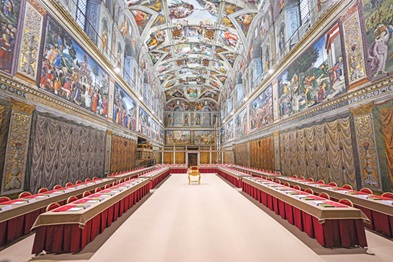 La Capilla Sixtina, en el Vaticano, recibirá hoy a los 133 cardenales entre quienes se elegirá al nuevo papa, el número 267 que sucederá al papa Francisco. Los cardenales se encerrarán en la Sixtina, ante el fresco del Juicio Final, obra de Miguel Ángel, en donde depositarán sus votos. Se prevé que este cónclave durará unos tres días, todo dependerá de las jornadas de oración, deliberación y votación de los cardenales habilitados.