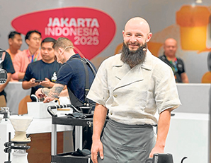 El ingeniero industrial manizaleño Carlos Escobar ocupó el tercer lugar en el Campeonato Mundial de Cafés Filtrados de Yakarta (Indonesia), donde mostró la artesanía y la destreza de la preparación manual. Lleva 15 años trabajando con café de especialidad y llama a hacer un relevo generacional, “siendo lo más importante para mí en este momento en la industria de Colombia. Hay muchos jóvenes dejando el campo, dejando el café”.