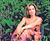 Lamentable el fallecimiento de la cantante manizaleña Carmenza Duque, a sus 74 años, debido a una pancreatitis aguda. Esta artista, que comenzó su carrera musical de manera anónima en los años 70, alcanzó pronto la fama por su calidad interpretativa en géneros de bolero, música andina y rancheras. Fue seleccionada para cantarle al papa Juan Pablo II en su visita a Colombia en 1986. Criticó el trato que recibían los artistas en Colombia y dirigió una fundación para niños con leucemia.