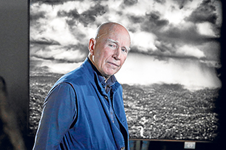 Sebastião Salgado, fotógrafo brasileño considerado un referente mundial del fotoperiodismo, murió el viernes en París a los 81 años luego de padecer leucemia. Con su labor luchó por un mundo más justo, humano y ecológico. Ganador de varios premios como el Príncipe de Asturias de las Artes (1998), el galardón de honor de los Sony World Photography Awards (2024), premio Rey de España de Periodismo (1988).