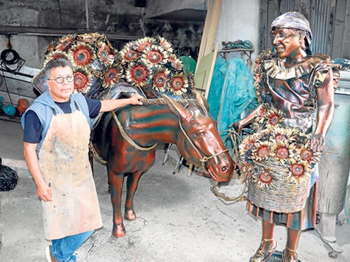 Hoy continúa la Mulada, evento que se realiza en el norte de Caldas para exaltar la gesta colonizadora y unirse a las celebraciones del Bicentenario de Salamina, que será el destino de quienes iniciaron su recorrido ayer. Saldrá a las 8:00 a.m. del corregimiento de Arma, y a las 11: 00 a.m. del parque de Aguadas, ambas rumbo a Pácora. Se suma a este evento, la obra del artista José Armando Solarte Narváez, en Aguadas como homenaje a la mujer campesina.