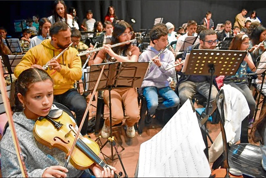 En el centro comercial Parque Caldas se inicia hoy, a las 6:00 p.m., una gira de conciertos de la Fundación Batuta. Son 12 presentaciones, gratuitas, durante seis días en Manizales para mostrar el talento y avances de sus estudiantes de todas las edades. También estarán en otros centros comerciales, parques, teatros, centros culturales, templos, hospitales y hogares de ancianos.