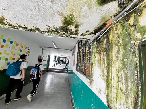 Un acierto de la Alcaldía de Manizales el plan para intervenir el 100% de la infraestructura educativa; es decir, 104 sedes públicas, entre urbanas y rurales, que padecen humedades y daños en cielorrasos, muros, techos, servicios sanitarios y otras áreas deterioradas por los años y sin mantenimiento, como la sede 20 de Julio del Colegio Siete de Agosto. El año pasado el plan comenzó con obras en 21 establecimientos, este 2025 buscan llegar a 53, y quedarán 20 para el 2026 y el 2027.