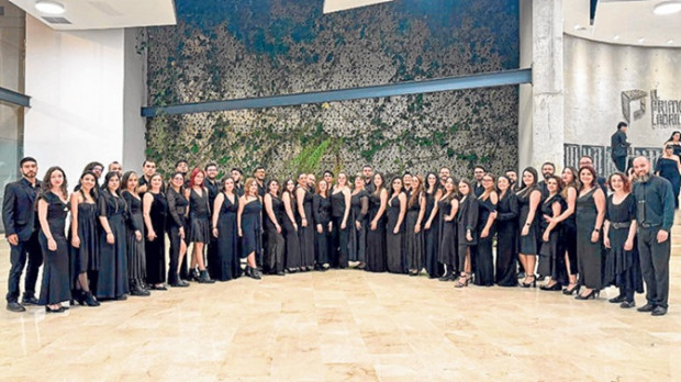 La Coral Brahms y ochos músicos de Bogotá se presentarán hoy en el Teatro Los Fundadores, a partir de las 8:00 p.m., en el concierto Ópera Queen Manizales, que hace parte del proyecto Llena tu cabeza de rock. En escena estarán 80 cantantes de la Coral, que sumarán sus voces a los ocho músicos bogotanos para interpretar los mejores clásicos de la banda británica Queen. Es una propuesta que desde hace cuatro años ha recorrido el país.