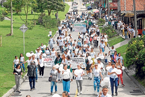 Muy importante el homenaje que le rindió el barrio San Sebastián a Antonella, la menor de 2 años asesinada hace ocho días en Manizales y que ha conmocionado la ciudad. Allí se pidió justicia, respeto por los menores de edad y se expresó rechazo a todo tipo de violencia. Es una forma de ir elaborando el duelo colectivo, de ir sanando las heridas que deja este hecho, pero también debe ir acompañado del apoyo comunitario e institucional a las familias comprometidas en este caso.