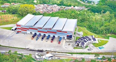 Buencafé Liofilizado de Colombia, empresa clave de nuestra región, inaugura hoy su centro logístico integrado, al que llama Clic, el cual conecta con la Doble Calzada Manizales-Pereira, en Chinchiná, donde tiene su sede. Se trata de una obra que moderniza el servicio de transporte de la planta y permite aumentar su capacidad de distribución.