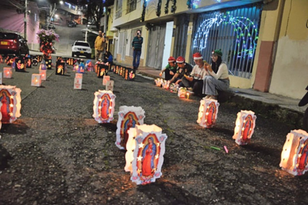 Los católicos celebran hoy encendiendo velas la Inmaculada Concepción, que se convierte en la antesala del 8 de diciembre cuando se conmemora religiosamente este dogma de fe. Se espera que sean fechas en las que no se tengan que registrar quemados por el uso de la pólvora y que las autoridades en los municipios cumplan con el control para evitarlo. Además, que las personas celebren en paz y sin violencias.