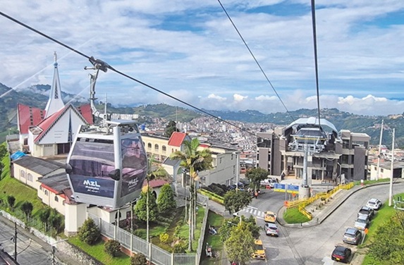 Entró en servicio el viernes la estación Fátima de la línea 3 del cable aéreo de Manizales, que deja habilitado todo este proyecto con sus cuatro estaciones. Los pasajeros ya pueden ingresar y salir desde esta edificación, que había quedado pendiente de habilitar por ser la fase más compleja de la línea. Quedan faltando obras de acabados, que ojalá concluyan rápido.