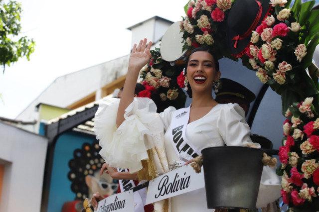  La representante de Bolivia lució un traje blanco que resaltó con los claveles de su yip.