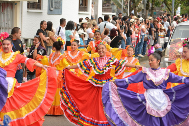 Los bailes folclóricos ambientaron el desfile.
