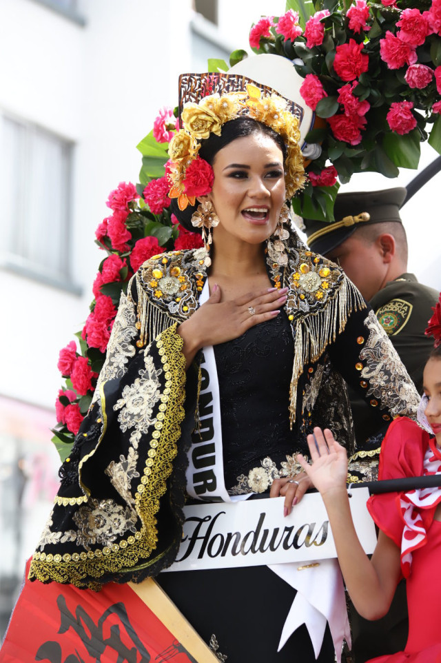 La representante de Honduras brilló con su atuendo blanco, negro y dorado.