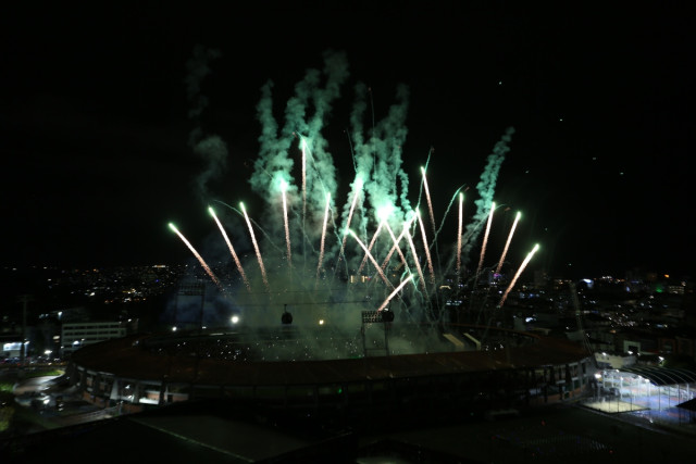 La pólvora escaló en ruido y altura progresivamente.