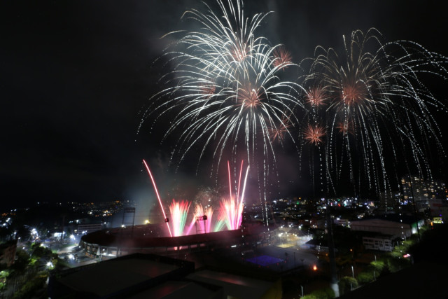 La pirotecnia cerró el telón con una oleada de estallidos.