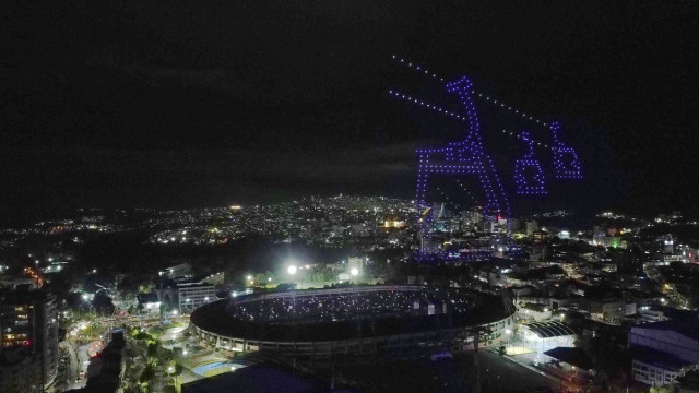 Los drones apagaban sus luces temporalmente para sorprender con su próxima figura.