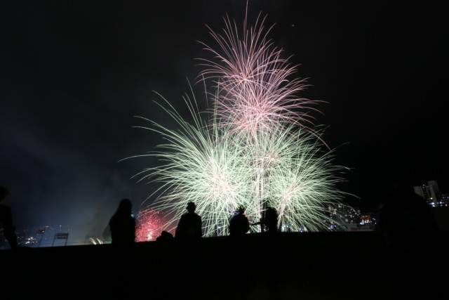 A las 7:15 empezó a retumbar la pólvora. A las 7:49 se cerró el telón de la pirotecnia.