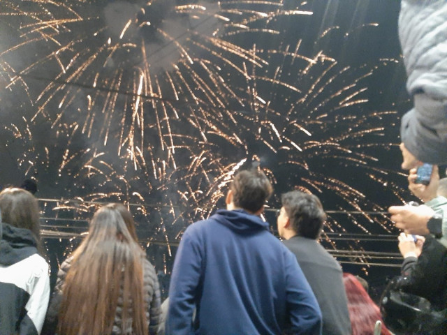 A las 7:15 empezó a retumbar la pólvora. A las 7:49 se cerró el telón de la pirotecnia.