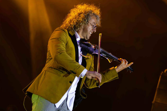 --P02: El maestro Guillermo Gómez fue uno de los teloneros del concierto que dio inicio a las 7:00 p.m.