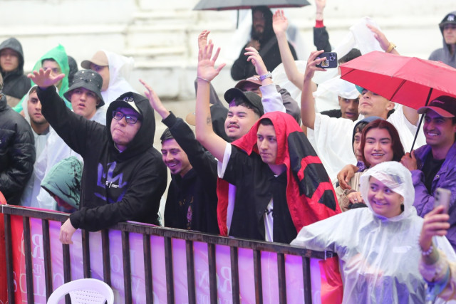 En medio de la lluvia, el público animó a los 12 batalleros en la Media Torta de Chipre.