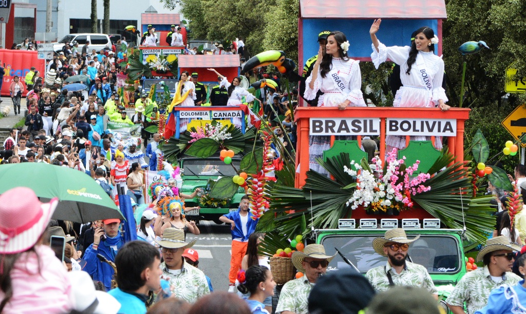 Las reinas se desplazaron en 15 camperos. En cada uno iban dos candidatas excepto en los vehículos de Uruguay, Venezuela y la anfitriona de la Feria.