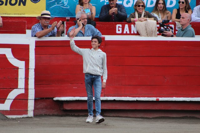 Marco Pérez, el joven torero que no pudo actuar en la tarde de ayer, levanta la mano en señal de saludo y agradecimiento a los aficionados de la Plaza de Toros de Manizales, quienes lo ovacionaron repetidamente.