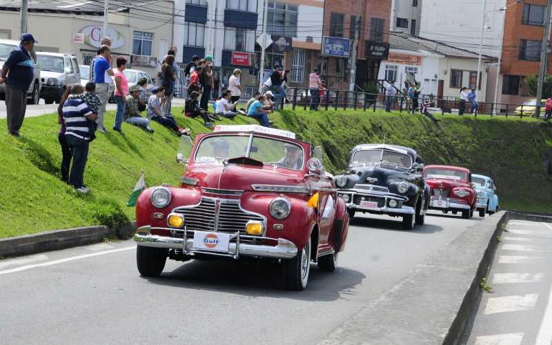 Desfile de carros antiguos