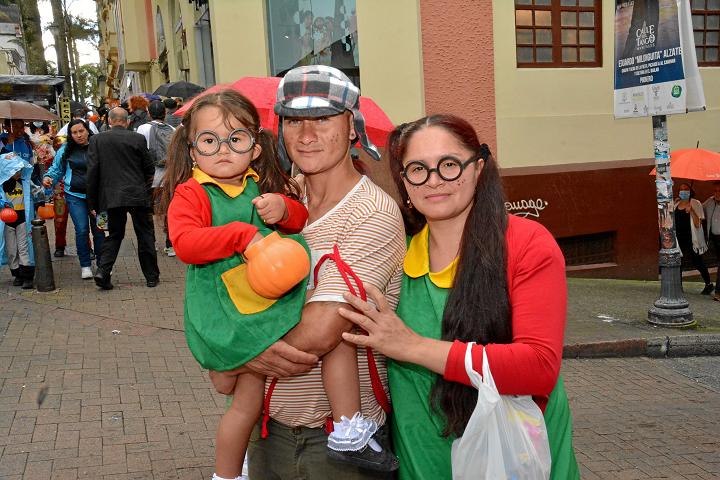 El Chavo y la Chilindrina no podían quedar por fuera el 31 de Octubre. Aquí Violeta Rozo, Johan Rozo y Johana Alturo.
