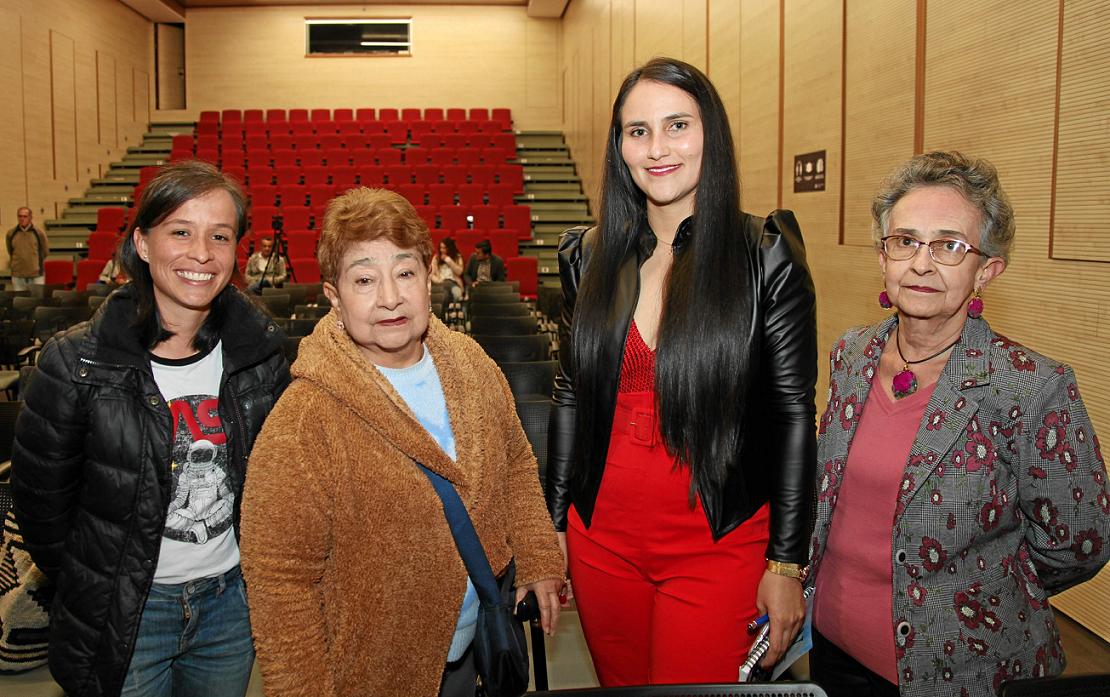 Luisa López, Marina Arias, Cecilia Arcila (artesana), y María Doralba Arias Orozco.