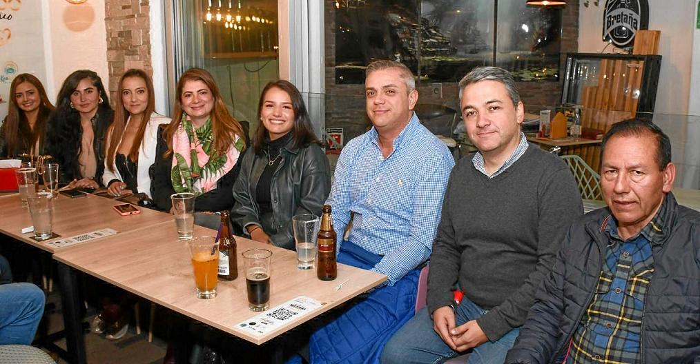 Viviana Ramírez, Ángela Cardona, Paula Andrea López, Paula Toro, Mariana López, Alexánder Sánchez, Nicolás Llano y Luis Carlos Ramírez.