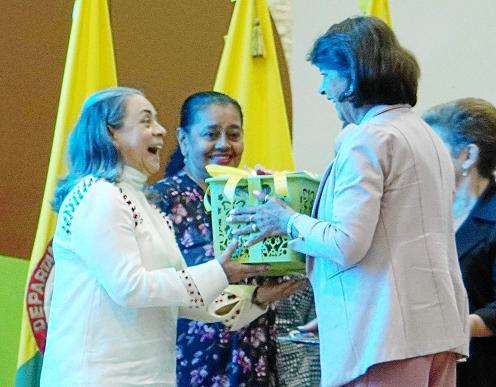 Delegaciones de la institución procedentes de Bogotá, Manizales, Sonsón, Chinchiná y Pácora estuvieron presentes al igual que Noreley Noriega Acosta, presidenta de la Federación Nacional de la Sociedad de Mejoras Públicas de Colombia, quien condecoró a la entidad con la máxima presea que confiere, a sus federados, de conformidad con sus méritos, ejecutorias y resonancia en el concierto local, regional y nacional.