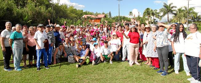 El grupo en compañía de la directora general de la fundación, Alexandra Valencia Cardona.