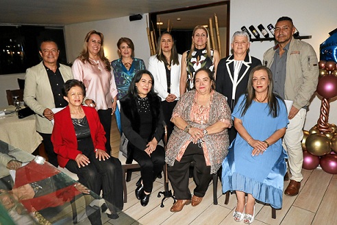 Directivos y docentes que asistieron a la comida: Floralba Soto Vallejo, Diana Marcela Sánchez Echeverry, Aleyda Quintero Valencia, Rectora Escuela Normal Superior de Caldas y Gloria Estella Martínez. Atras: Alquider Garcia Pineda, Alba Rocío Arias Muñoz, Olga Patricia Osorio, María Esperanza Osorio Vélez, Maria Dorania Alzate Echeverry, Maria Isabel Ramírez y Carlos Fernando Ramírez.