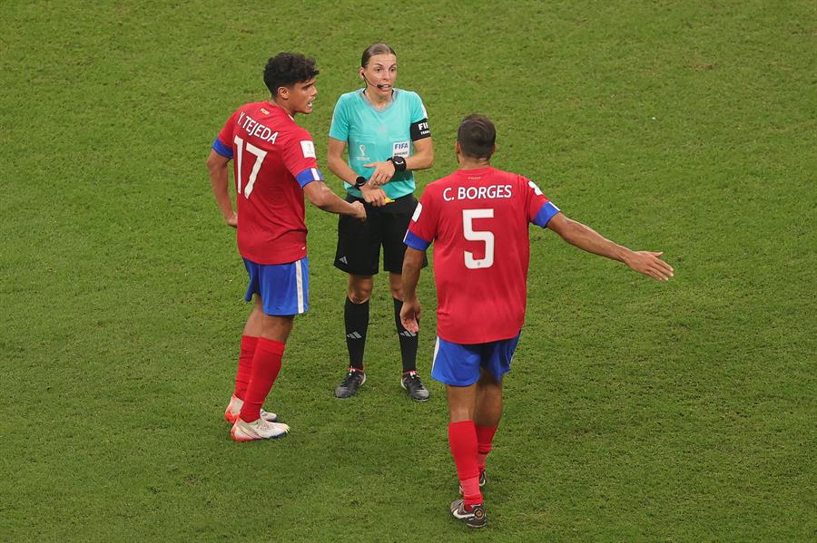 Por primera vez en la historia un grupo arbitral conformado solo por mujeres dirige un partido del Mundial de Fútbolº